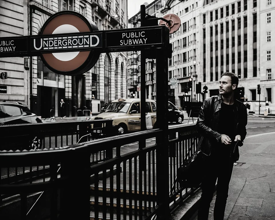 Christian Svarfvar med violin vid en tunnelbaneskylt i London