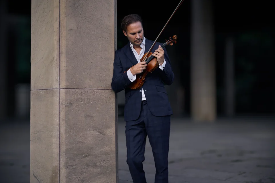 Christian Svarfvar playing violin