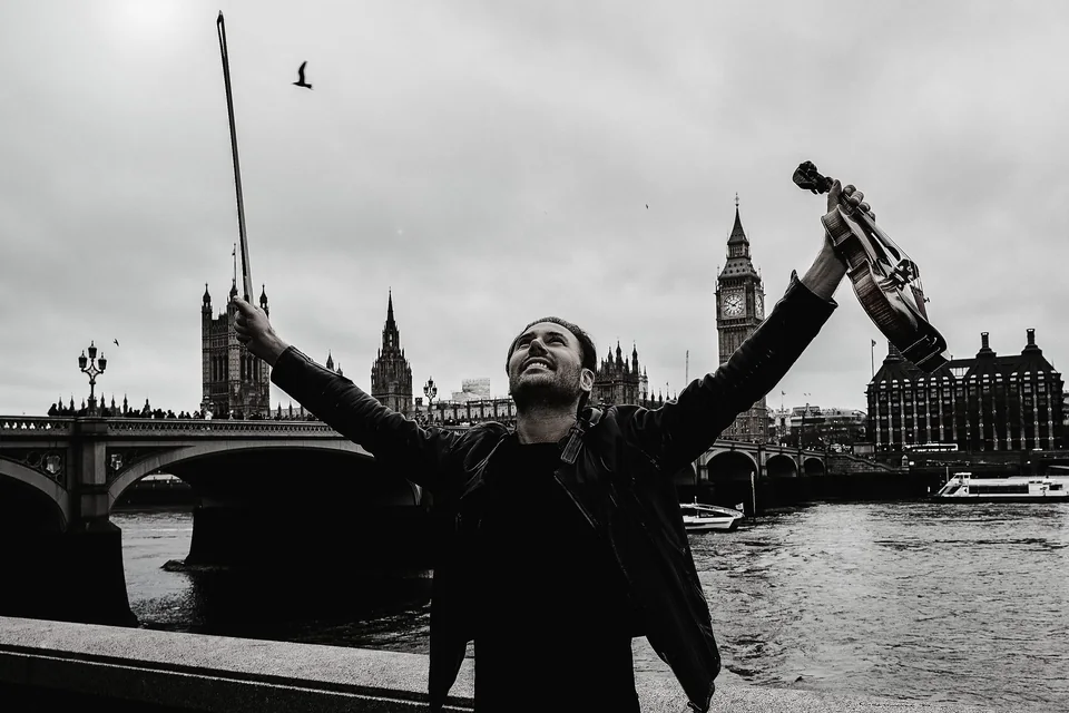 Christian Svarfvar spelar violin vid Themsen i London