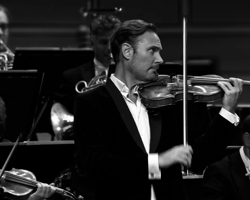 Christian Svarfvar spelar violin i en inspelningsstudio