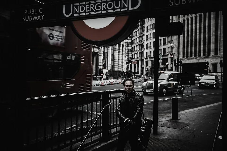 Christian Svarfvar med violin vid Londons tunnelbana