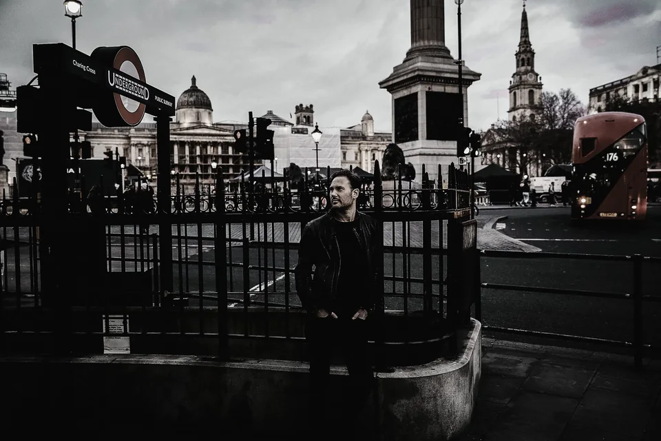 Christian Svarfvar med violin i centrala London